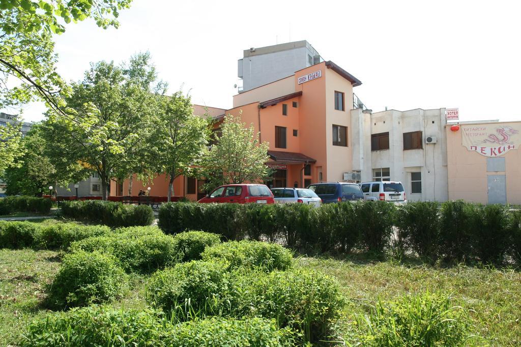 Interrum Hotel Razgrad Buitenkant foto