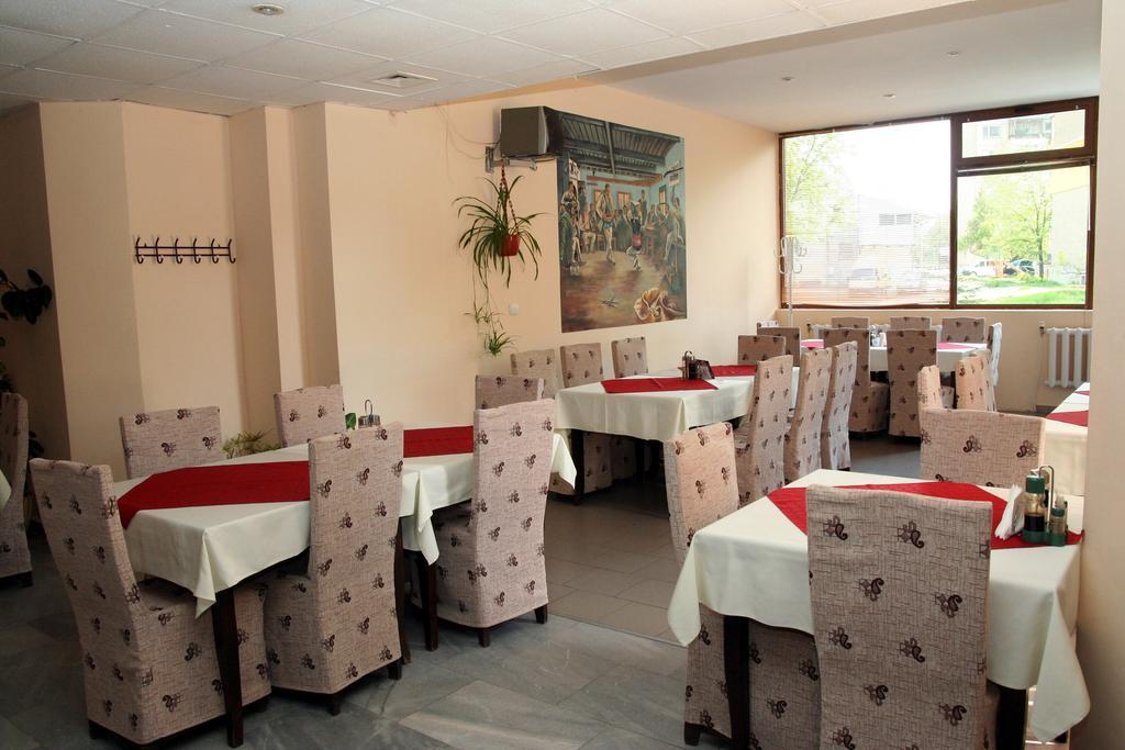 Interrum Hotel Razgrad Buitenkant foto