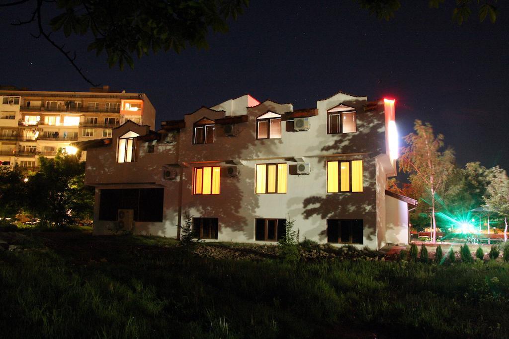 Interrum Hotel Razgrad Buitenkant foto