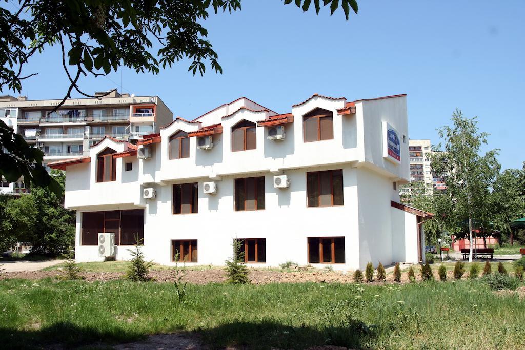 Interrum Hotel Razgrad Buitenkant foto