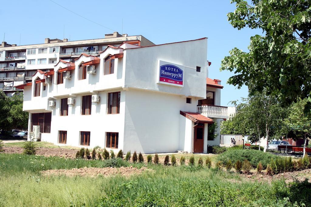 Interrum Hotel Razgrad Buitenkant foto